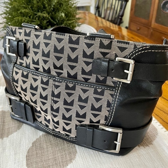 MICHAEL KORS, AUTHENTIC PURSE. TAN & BLACK WITH MK SIGNATURE DESIGN. - Picture 9 of 11